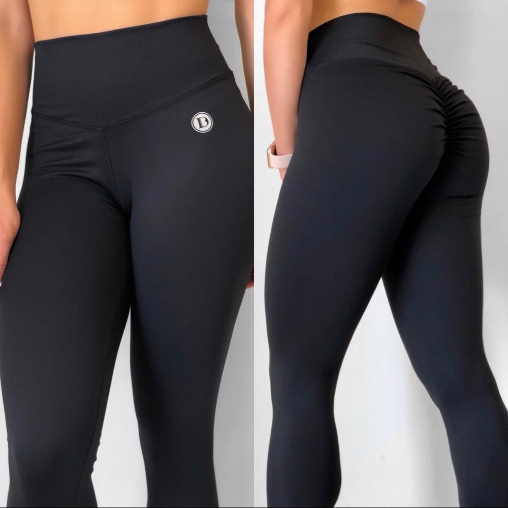 DTina’s Boutique Solid Black (Supplex) with Scrunch Booty Legging. Size Small